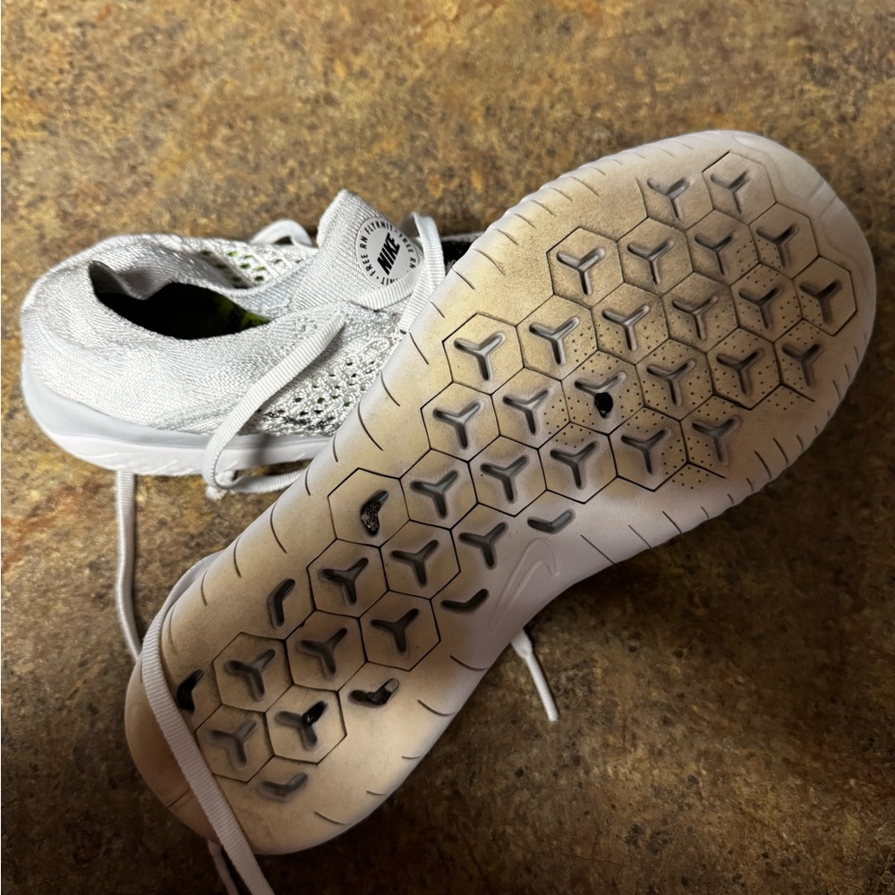 Tennis shoes